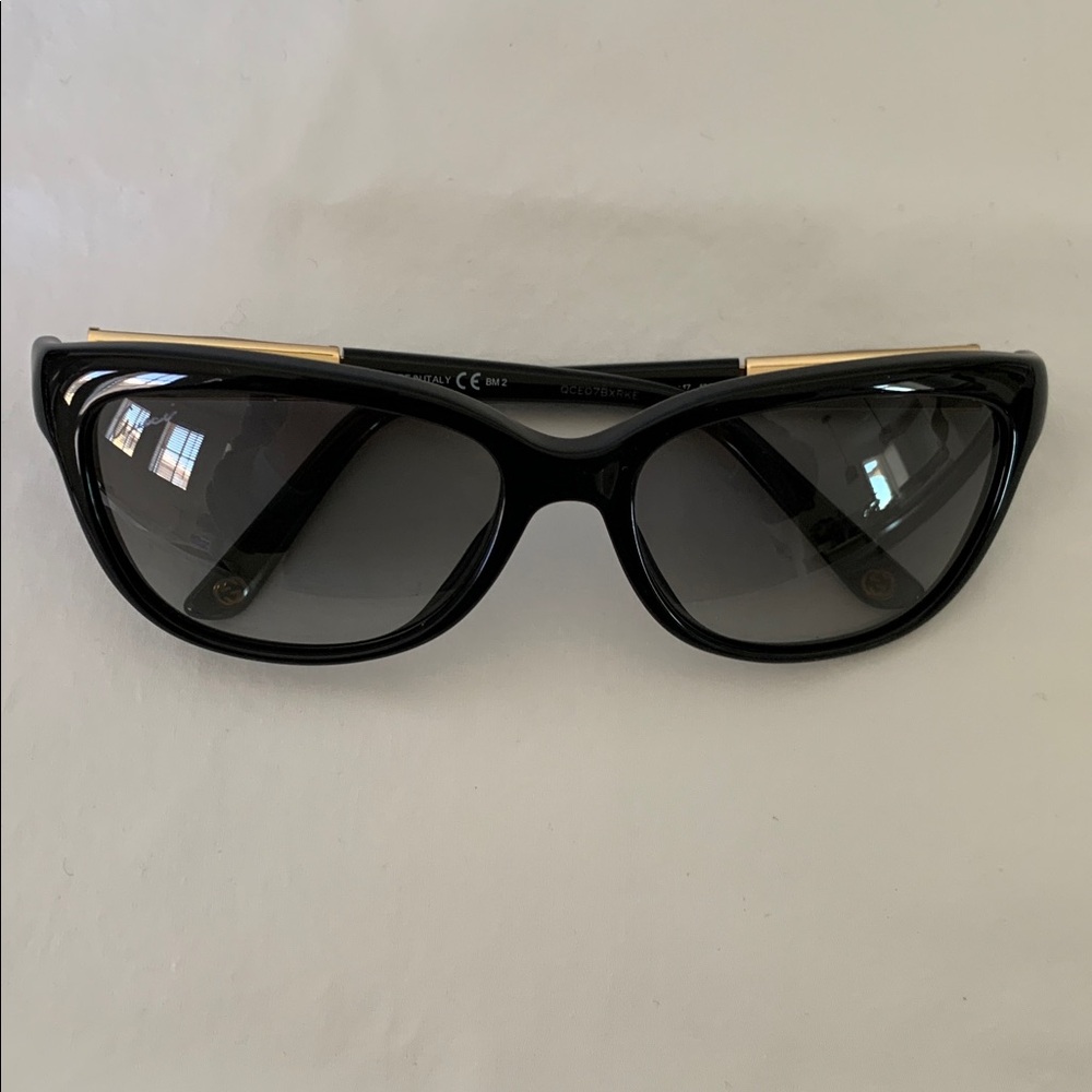 Gucci Black Frame Sunglasses - Picture 6 of 15